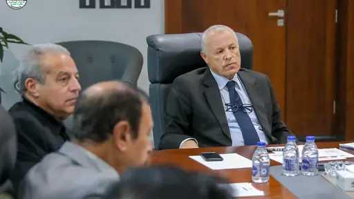 أبو ريدة يطالب بتطوير الفار...