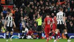 محمد صلاح يصنع ويقود ليفربول...