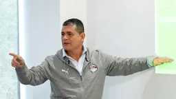 رويز يجتمع بحكام القمة ويوصيهم...