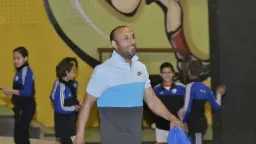 ايمن عبد العزيز يقود تدريبات...