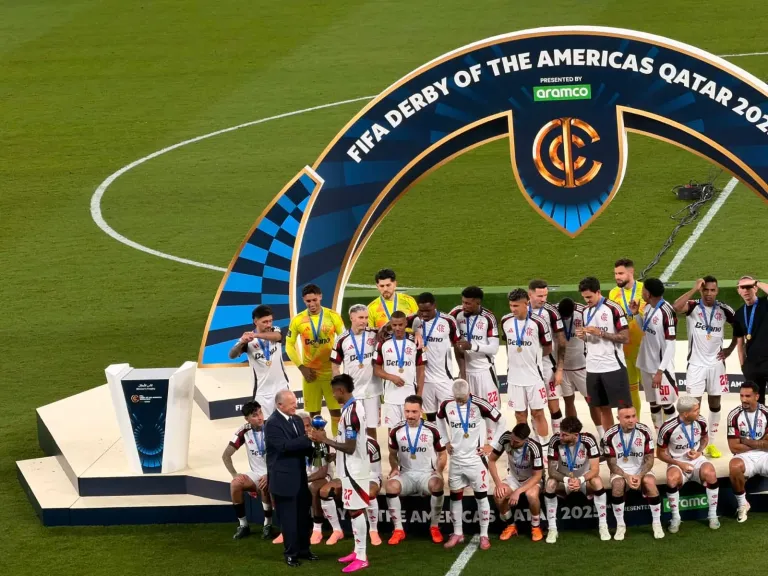 أبو ريدة يسلّم كأس ديربي الأمريكتين لفلامنجو البرازيلي